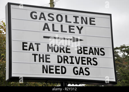 Signe humoristique de l'allée d'essence au Goodwood Revival. Mangez plus de haricots les conducteurs ont besoin d'essence. Flatulence. Vent Banque D'Images