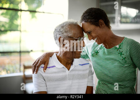 Père et fille toucher chefs Banque D'Images
