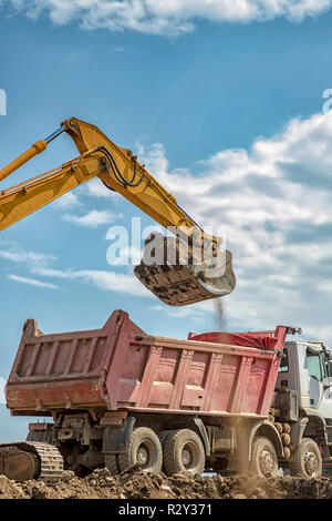 Complet avec panier pelle dumper sol Banque D'Images