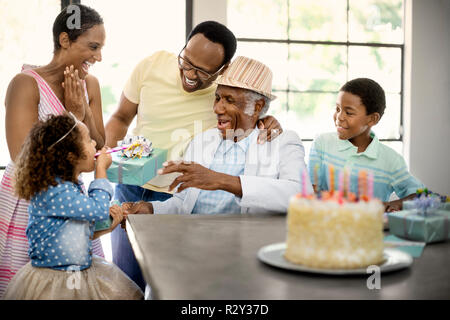 Fêter un anniversaire en famille Banque D'Images