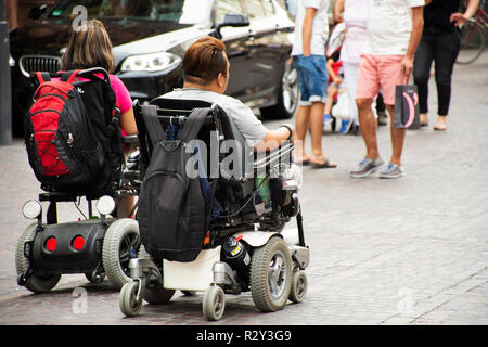 L'allemand les personnes handicapées et les voyageurs étrangers à visiter et faire du shopping dans la vieille ville d'Heidelberg Heidelberg ou le 25 août, 2017 dans Dusseldorf Banque D'Images