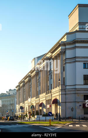 Varsovie, Mazovie / Pologne - 2018/11/18 : Théâtre National et le bâtiment de l'Opéra à la place Pilsudski dans le quartier historique de la vieille ville de Varsovie Banque D'Images