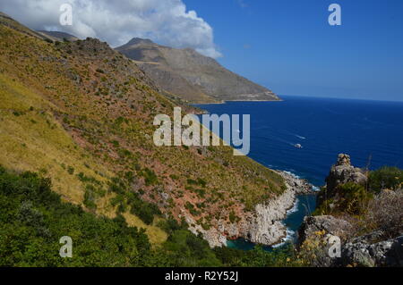 Un splendide paysage sicilien, entre mer et montagne Banque D'Images