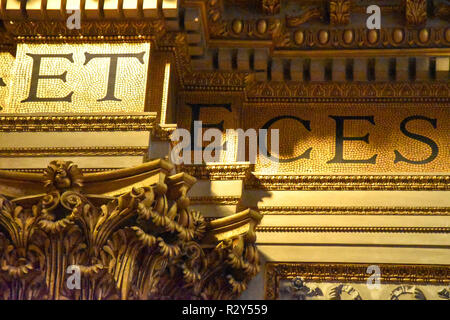 Détail d'or de l'intérieur de la Basilique de Sant'Andrea della Valle, un lieu de culte. Catholic-Roman Banque D'Images