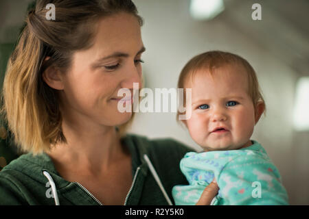 Happy mother holding her baby fille. Banque D'Images
