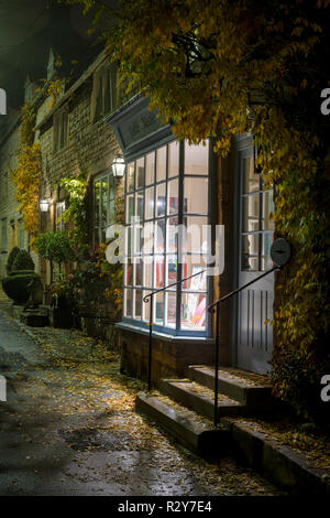 Jaffe et neale fenêtre librairie la nuit à l'automne. Stow on the Wold, Cotswolds, Gloucestershire, Angleterre Banque D'Images