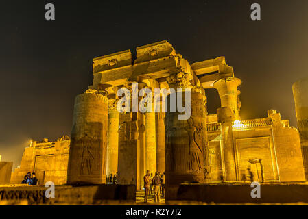 Touristes visitant le temple de Kom Ombo en soirée, l'Egypte, le 23 octobre 2018 Banque D'Images