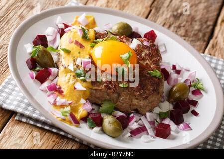 Partie de Pariserbof danois steak parisien avec des légumes et la moutarde gros plan sur une assiette sur la table. L'horizontale Banque D'Images