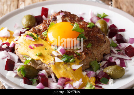 Pariserbof est un patty de bœuf maigre sur une tranche de pain blanc, panfried et servi avec l'oignon cru, betteraves marinées, de câpres et d'un oeuf cru sur t Banque D'Images