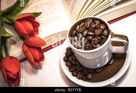 Une tasse de café en grains Banque D'Images