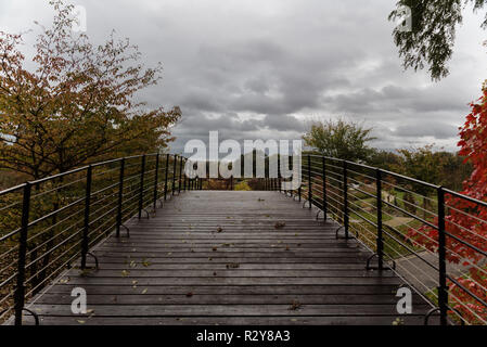 Vue sur la pittoresque ville de Stuyvenbergh à partir d'une passerelle pour piétons au cours de l'automne Banque D'Images