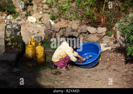 Les enfant jouant avec de l'eau en bouteille de plastique et village des Andes, en Bolivie Banque D'Images