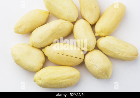 Arachides pelées isolé sur fond blanc, close-up. Banque D'Images