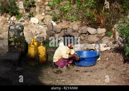 Les enfant jouant avec de l'eau en bouteille de plastique et village des Andes, en Bolivie Banque D'Images