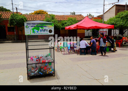 Point de recyclage pour les bouteilles en plastique et les cannettes en aluminium, Tarija, Bolivia Banque D'Images