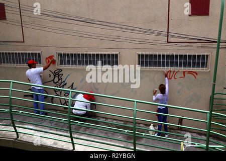 Personnes plus de peinture graffiti sur mur, Tarija, Bolivia Banque D'Images