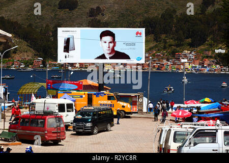 Lionel Messi sur le panneau publicitaire Huawei Mate 8 smartphone à côté du détroit de Tiquina (partie du lac Titicaca), Bolivie Banque D'Images