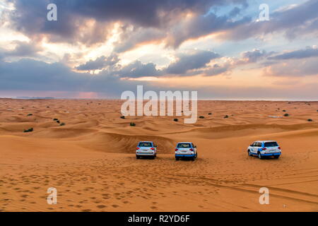 ABU DHABI, UAE - Février 01 : safari dans le désert à Dubaï, Émirats arabes unis. Dune Bashing par un 4x4 est une activité très populaire. Banque D'Images