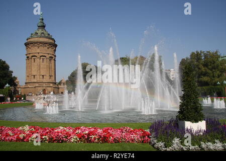 La Wasserturm en Friedrichsplatz, Mannheim, Bade-Wurtemberg Banque D'Images