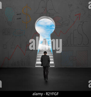 Vue arrière businessman à marcher en direction du trou de clé avec des escaliers et ciel bleu Banque D'Images