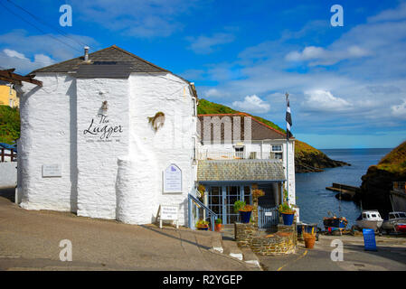 Vue de l'hôtel à la mode en ligne dans le joli village de pêcheurs de Cornouailles Portloe sur la péninsule de Roseland, Cornwall, Angleterre du Sud-Ouest, Royaume-Uni Banque D'Images