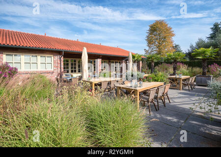 Appeltern, Pays-Bas, le 29 septembre 2017 : la terrasse au restaurant dans le parc en couleurs d'automne Banque D'Images