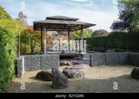 Magnifique pavillon dans un jardin moderne dans un parc au Pays-Bas Banque D'Images