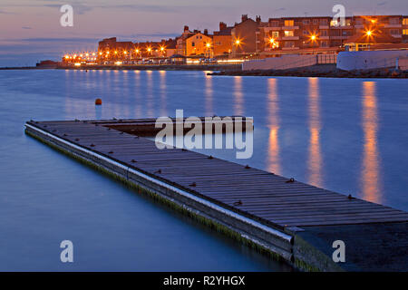 Jetée sur le lac marin à West Kirby, au crépuscule, en Angleterre Banque D'Images