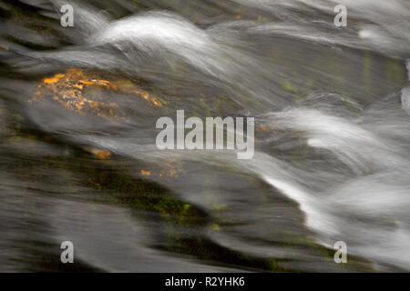 Petite cascade dans le Parc National de Snowdonia, le Nord du Pays de Galles Banque D'Images