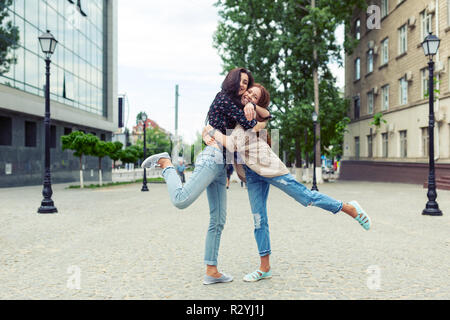 Portrait of smiling sisters hugging insouciante et avoir du plaisir ensemble. Une photo de jolie jeunes femmes caucasiennes prévues week-end ensemble. Banque D'Images