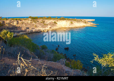 Image d'une vue sur la baie et les falaises près de plage près de Coastal Road Agia Napa, Chypre. Les eaux d'un bleu profond et de collines rocheuses. Journée sans nuages à l'automne Banque D'Images