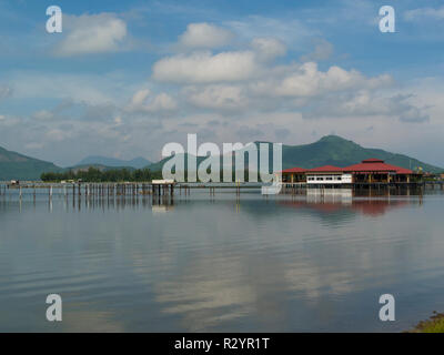 Vue sur la lagune de Lang Co village de pêcheurs au Sud Vietnam Asie avec postes cabane de pêche pour la culture des huîtres de treillis en bois avec des filets de pêche de l'ACR à l'élingue Banque D'Images