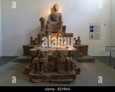 Budda statue en pierre plus grande statue trouvée à ce jour de la Sculpture Cham à Da Nang Museum of Cham Sculpture Asie Vietnam fondée 1915, pendant l'époque coloniale française Banque D'Images