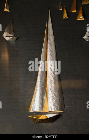 Ivan Hor, peintre d'origine hongroise vivant dans le Saint-Tropez, France, Galerie d'exposition rétrospective 50 Pinter Budapest, Hongrie (3) bateaux de papier D Banque D'Images