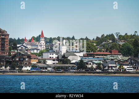 Puerto Varas skyline avec Sacred Heart Church - Puerto Varas, Chili Banque D'Images