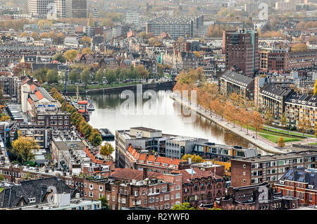 Rotterdam, Pays-Bas, le 12 novembre 2018 : Vue aérienne de port Coolhaven bassin entouré de quartiers résidentiels historiques principalement Banque D'Images