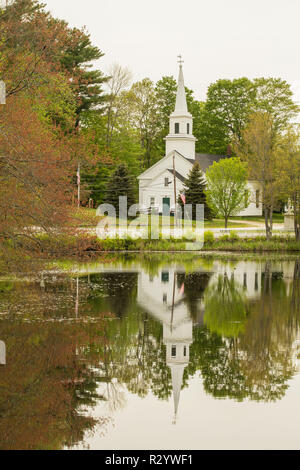 Marlow United Methodist Church est une église de village à Marlow, NH situé dans le sud-ouest de New Hampshire.se trouve à côté de Jones Hall, un centre social sur l'étang Banque D'Images