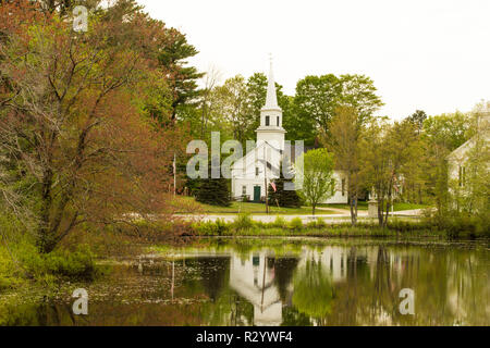 Marlow, Methodist Church. Situé dans un petit village Marlow (NH) dans le sud-ouest de New Hampshire. En premier plan de l'étang, très proche de la frontière de l'état du Vermont. Banque D'Images