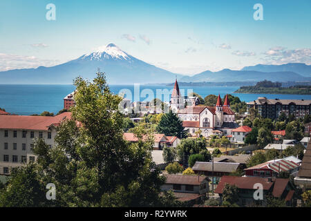 Vue aérienne de Puerto Varas avec Sacred Heart Church et volcan Osorno - Puerto Varas, Chili Banque D'Images