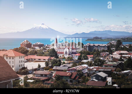 Vue aérienne de Puerto Varas avec Sacred Heart Church et volcan Osorno - Puerto Varas, Chili Banque D'Images