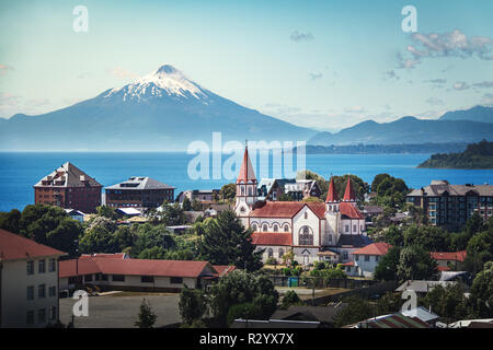 Vue aérienne de Puerto Varas avec Sacred Heart Church et volcan Osorno - Puerto Varas, Chili Banque D'Images