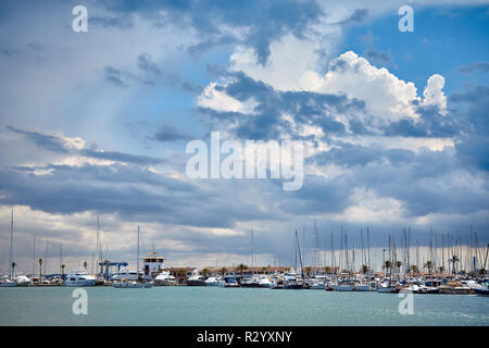 Les nuages orageux sur marina à port de Alcudia, Mallorca. Banque D'Images