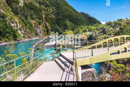 Pont à Saltos del Petrohue Cascades - région de Los Lagos, Chile Banque D'Images