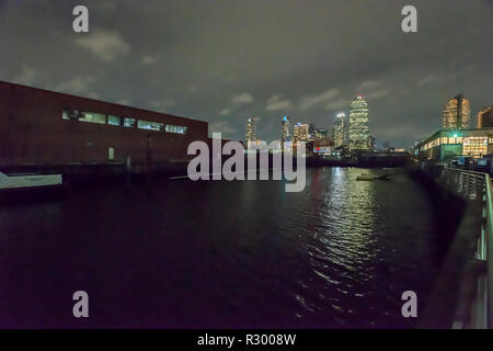 Le bassin Anable (aka la 11e Rue) Bassin Long Island City dans le quartier de Queens à New York le Mardi, Novembre 13, 2018. Amazon a annoncé que la ville de Long Island sera l'emplacement d'une partie de son campus HQ2 avec l'aire du bassin Anable, gauche, affectés à la construction de son campus, ainsi que la prise de l'espace dans la cour d'un immeuble de bureaux de la place. (Â© Richard B. Levine) Banque D'Images