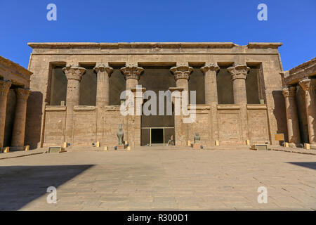 La Cour déserte à l'intérieur du temple d'Edfou, un temple égyptien situé sur la rive ouest du Nil à Edfu, Haute Egypte, l'Afrique du Nord Banque D'Images