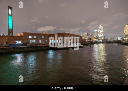Le bassin Anable (aka la 11e Rue) Bassin Long Island City dans le quartier de Queens à New York le Mardi, Novembre 13, 2018. Amazon a annoncé que la ville de Long Island sera l'emplacement d'une partie de son campus HQ2 avec l'aire du bassin Anable, gauche, affectés à la construction de son campus, ainsi que la prise de l'espace dans la cour d'un immeuble de bureaux de la place. (Â© Richard B. Levine) Banque D'Images