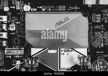 Maykop, Russie - 9 novembre, 2018 : partie de la carte mère ASUS avec chipset du radiateur en aluminium top view close-up, photo en noir et blanc Banque D'Images