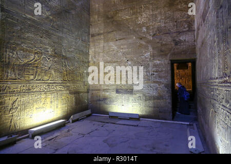 Reliefs sur les murs au Temple d'Edfou. un temple égyptien situé sur la rive ouest du Nil à Edfu, Haute Egypte, l'Afrique du Nord Banque D'Images