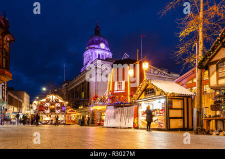 Une longue exposition de Nottingham Marché de Noël en 2018 en place du Vieux Marché, Nottingham, Royaume-Uni Banque D'Images