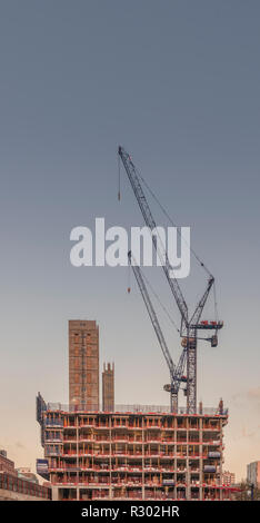 Site de construction avec noyau en béton et de deux grues à tour Banque D'Images